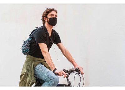 Cycliste avec masque velo