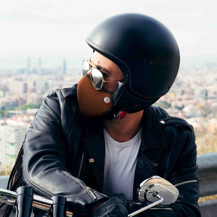 Biker portant un masque antipollution moto Frogmask