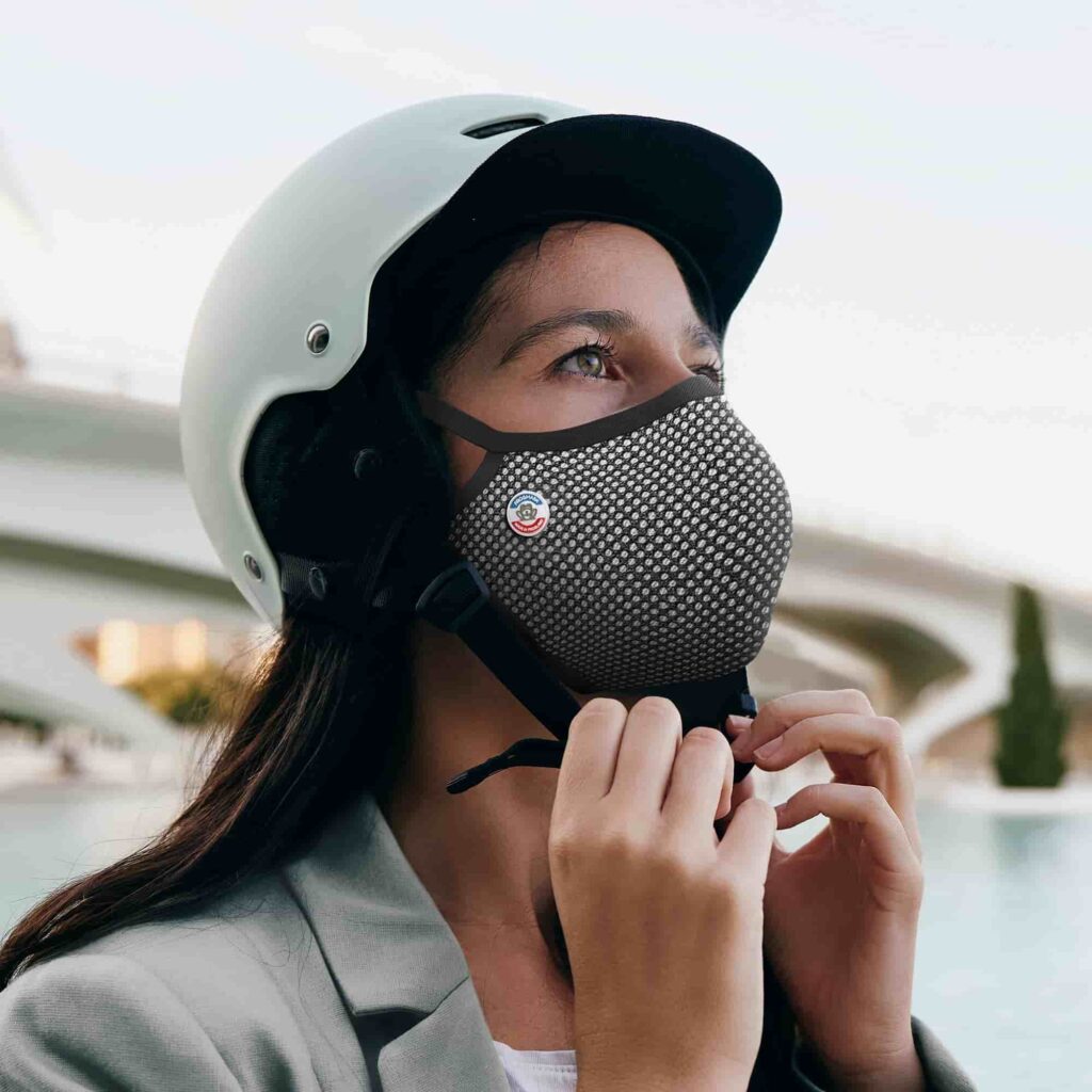 The anti-pollution mask is an essential accessory when cycling